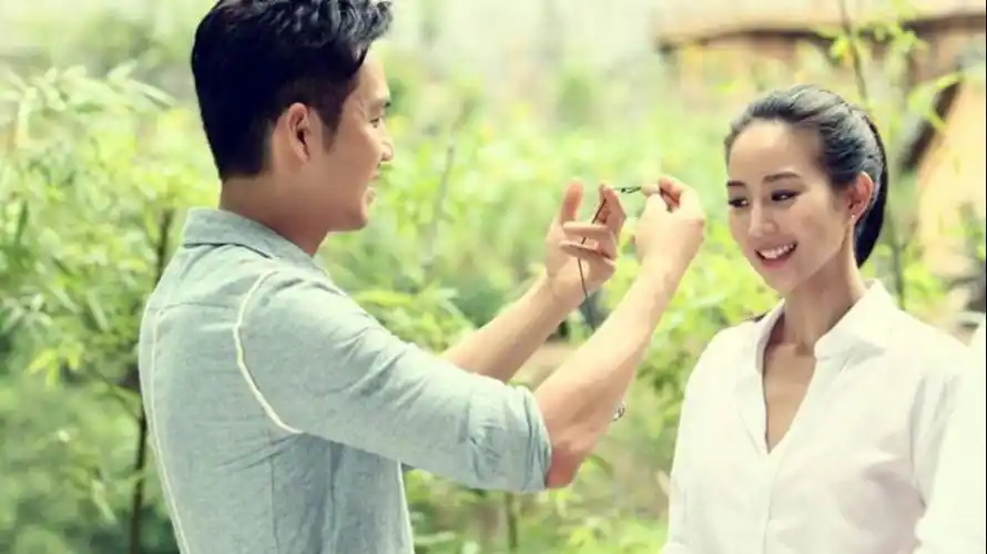 《最美的时光》苏曼以为总裁结婚了,心痛的哭了,但结局很意外!