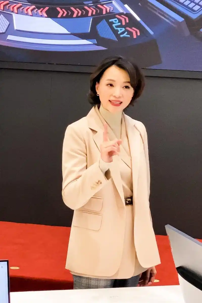 原创董卿46岁素颜近照曝光,与浓妆气质差距大,随拍腿长比例太惊艳