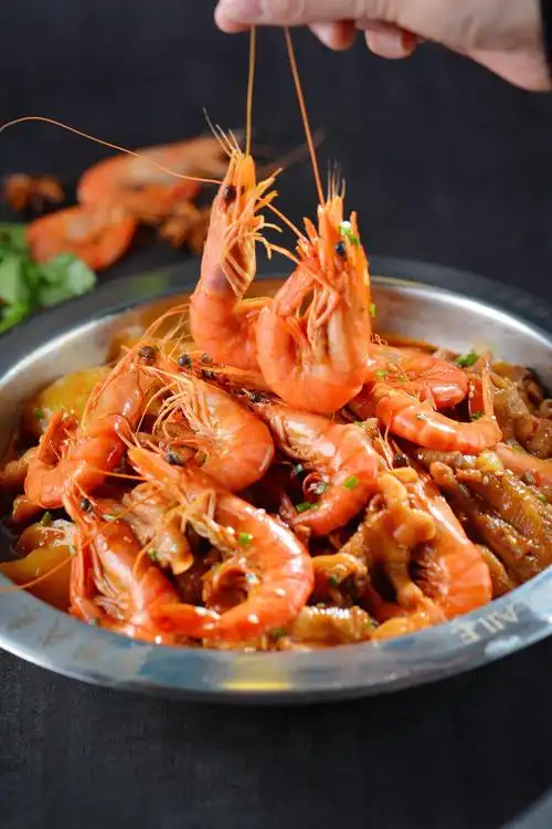 香辣虾煲  主料:大个明虾,香糯鸡爪