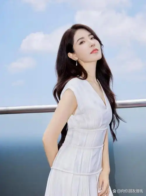 在这组照片中,曾黎展现出了她的美丽与百变.