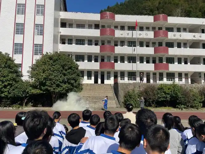 江南镇洞市中学消防搞演练防患保平安