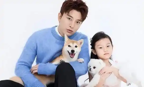 贾乃亮带女儿游环球影城,甜馨越来越美貌,少女感十足惹人怜爱!