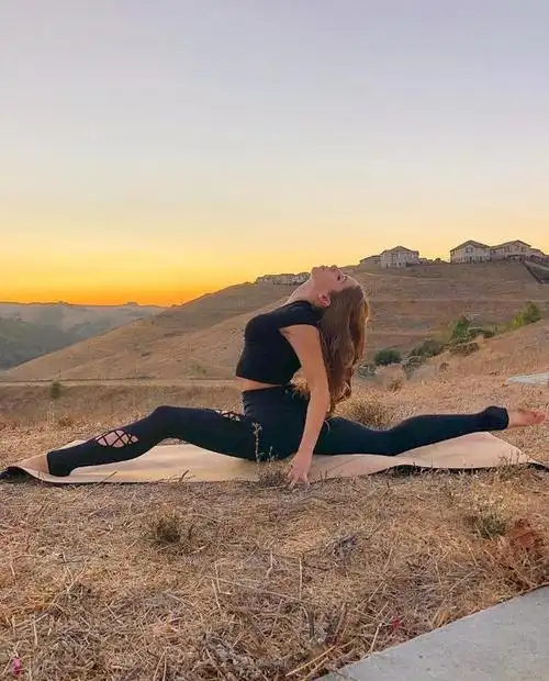 高圆圆出席活动一袭白色露肩连衣裙演绎温柔优雅女神