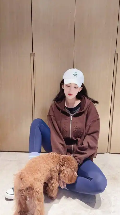 古力娜扎两款充满个性的私服穿搭休闲又舒适,好身材就要秀出来_运动