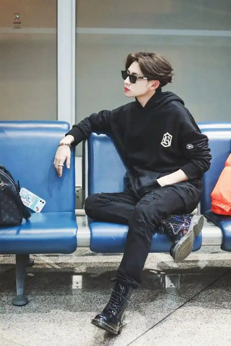 小鬼王琳凯超帅超帅精美壁纸! 小鬼一定会越来越好的!