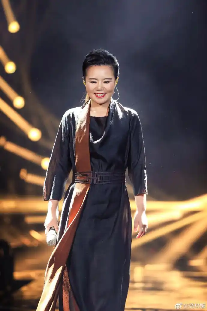 这次参加歌手节目,造型妆容受到很多人的喜欢,都说不忐忑了,我也很