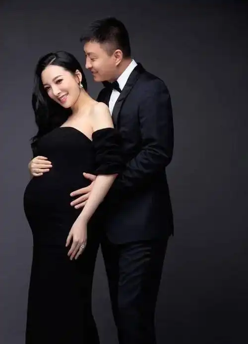 上海主持人刘彦池37岁台上璀璨台下美满两度嫁入豪门