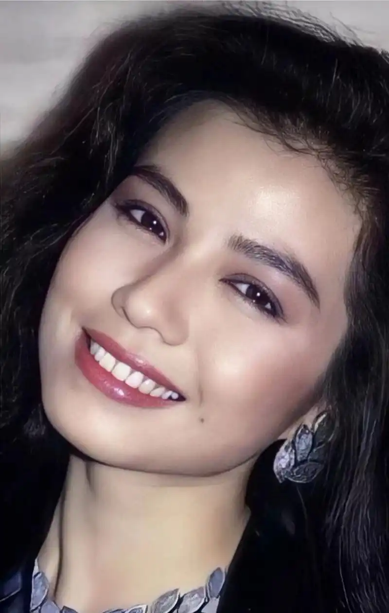 钟楚红年轻时的打扮性感迷人,穿着也很大胆时尚.