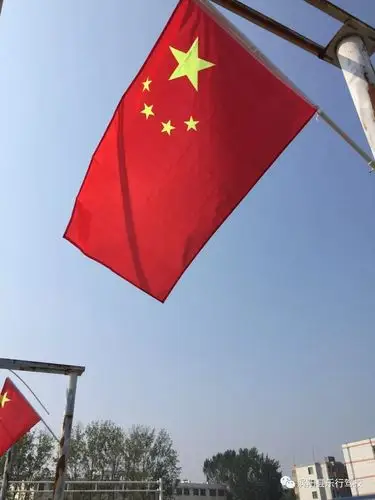 乐行驾校:迎国庆 气氛浓_五星红旗