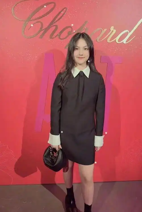 爸爸去哪儿的那个女孩长大了王诗龄与父母参加晚宴落落大方