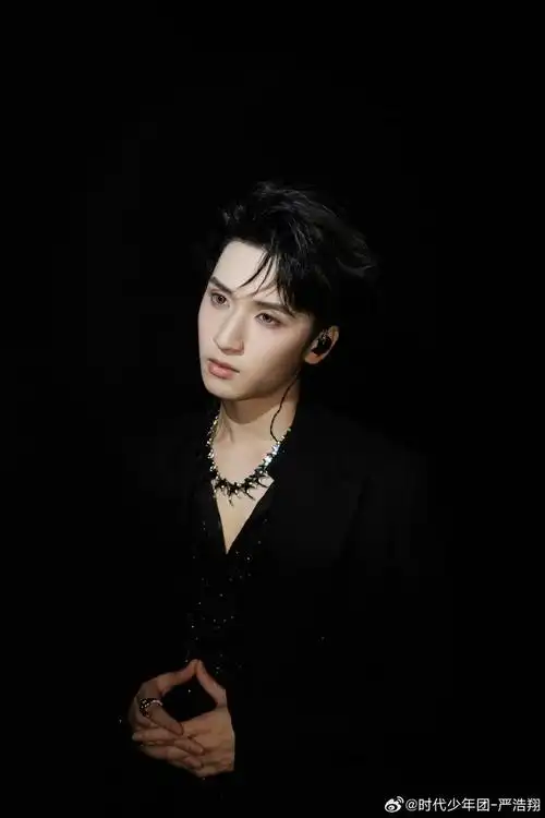 严浩翔bking的底线黑色深v内搭一整个被帅到爱了爱了