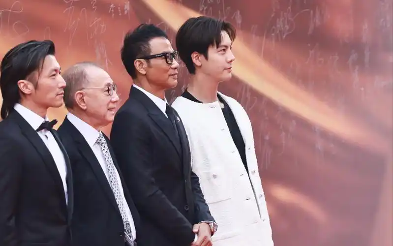 陈伟霆谢霆锋华表奖红毯,两人将主演林超贤导演的电影《无限任务》