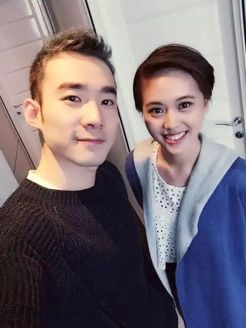 两个人的办公桌也是前后座,每日朝夕相对.