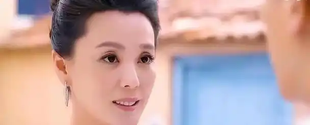 因此,她在年满四十后,开始了做各种各样的"贵妇专业户".