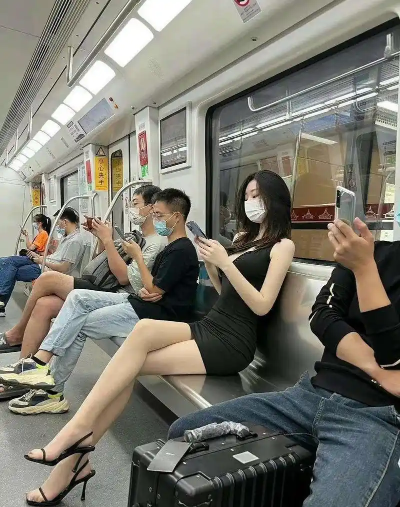 搞笑# 坐地铁的统一姿势,这也太默契了吧![笑哭]