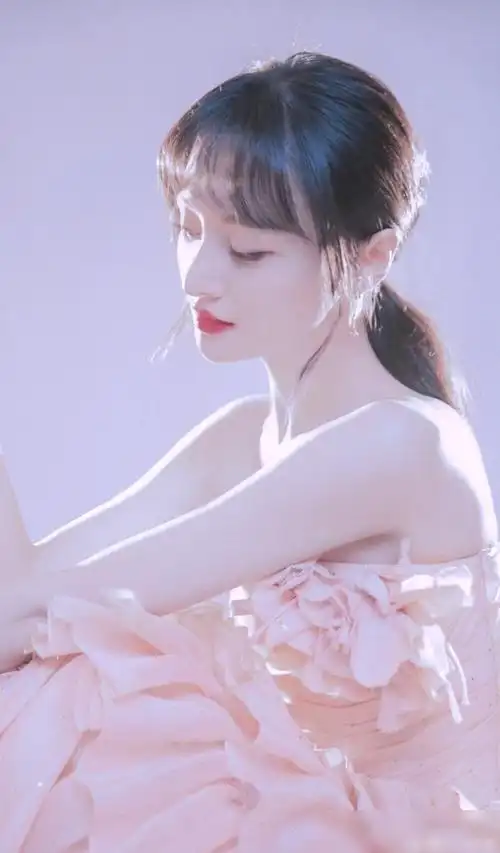 清纯的外表,美得很动人——郑爽