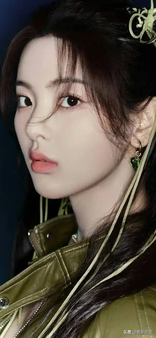 了中国内地新星杨超越各个时期经典的艺术超清原图写真壁纸七十七张供