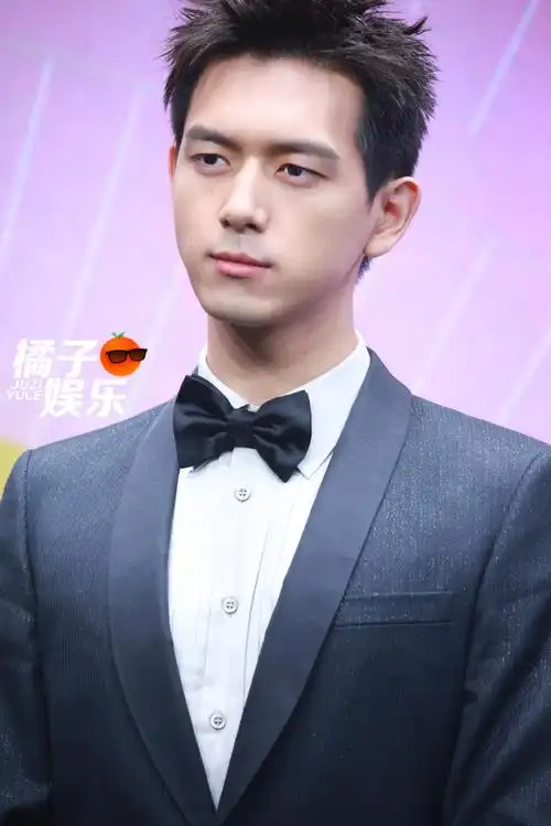 李现 现偶霸总##明星芭莎年度派对造型##时尚芭莎红毯