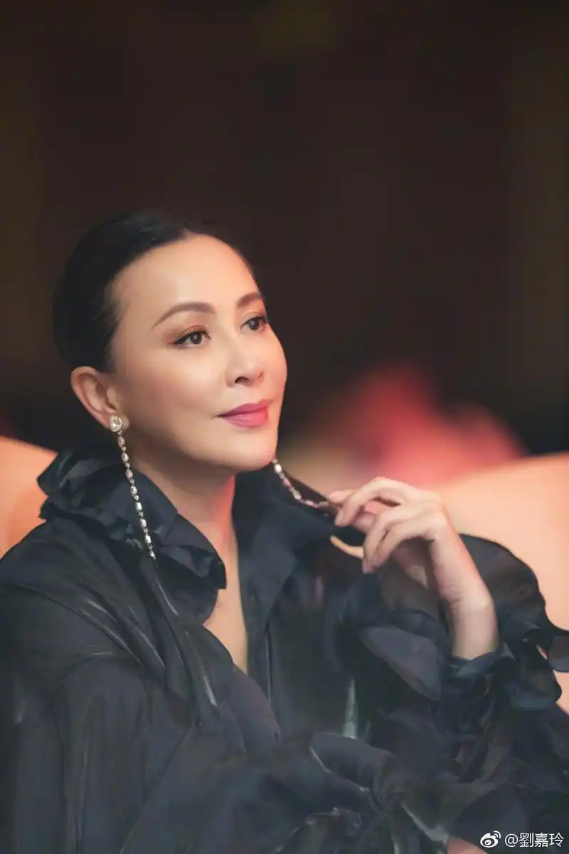 53岁刘嘉玲真会玩!"半个圈"也能当项链,网友:这时尚太难懂