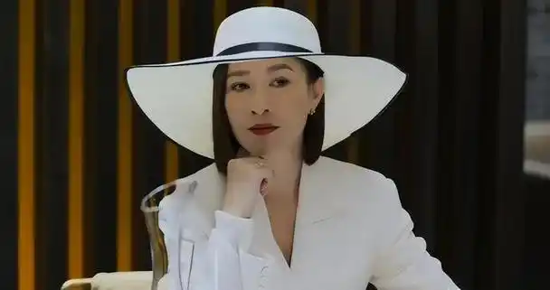 条件不符就别尬演女总裁49岁佘诗曼告诉你什么叫职场精英