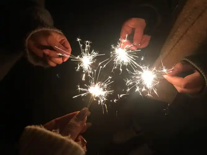 过年怎么能少的了放烟花呢