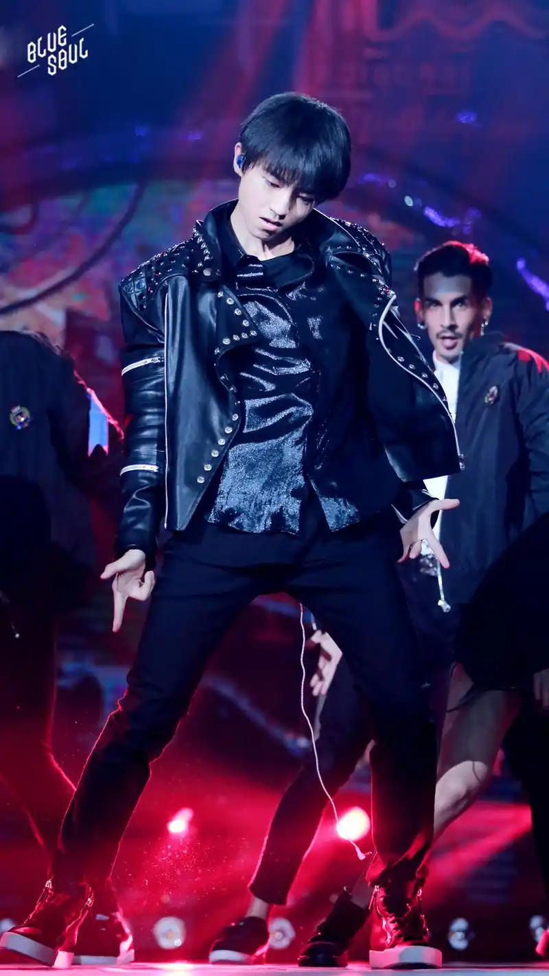 王俊凯跳舞气场全开,王巨撩的黑色诱惑,把控不住啊