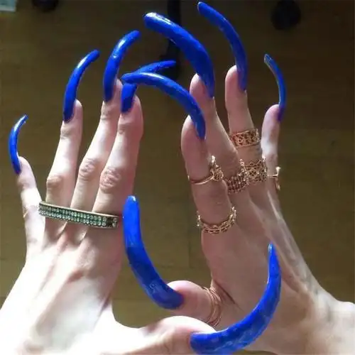 世界上单手指甲最长的人,指甲总长度9米,左手因此永久受损