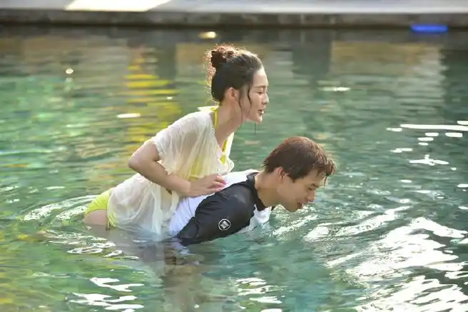 《我们相爱吧》第二季,魏大勋教李沁游泳片段