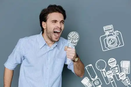 热情的歌手拿着麦克风大声唱歌照片