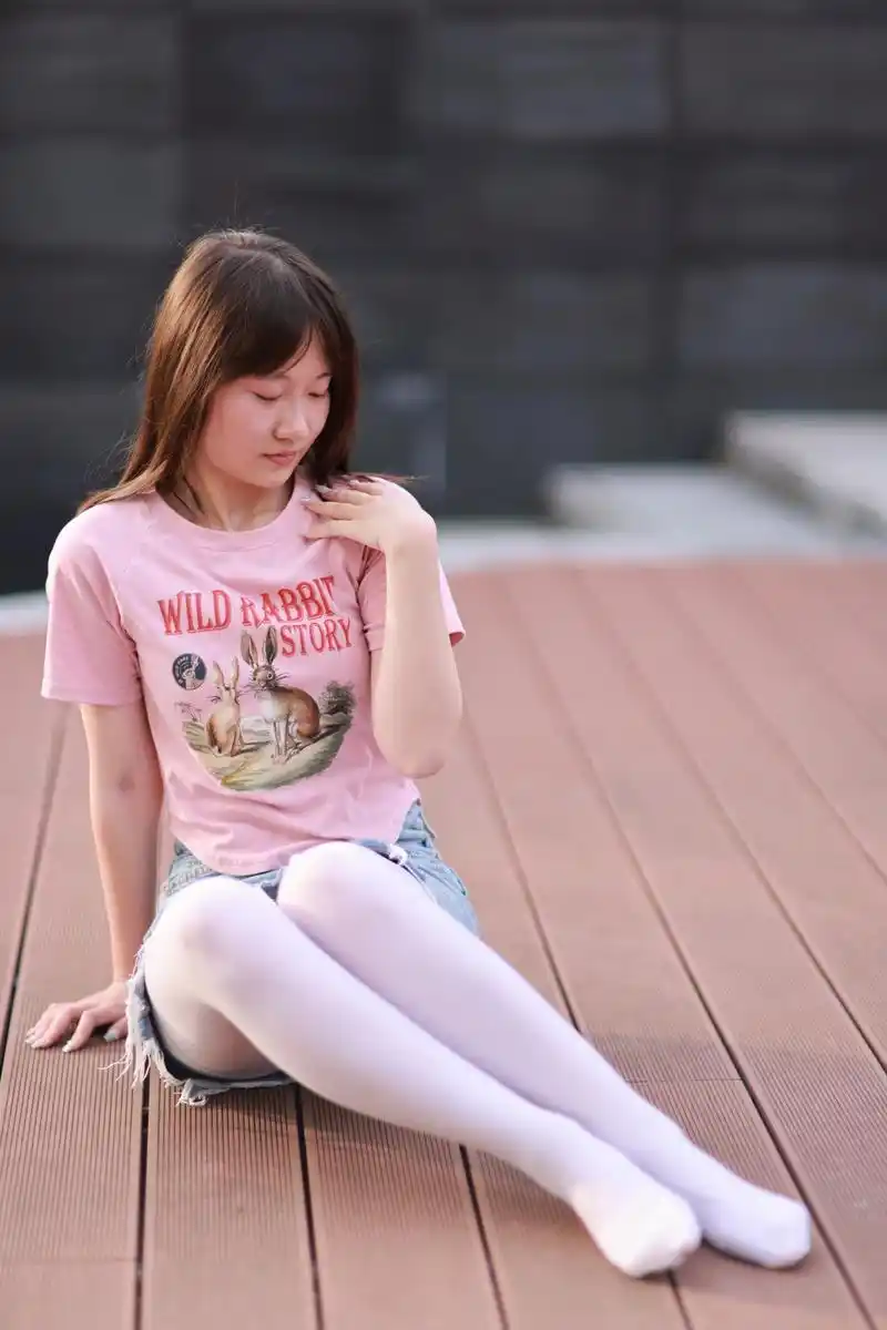 今天我穿上了一条白色连裤袜,感觉自己好像变成了一个可爱的小兔子