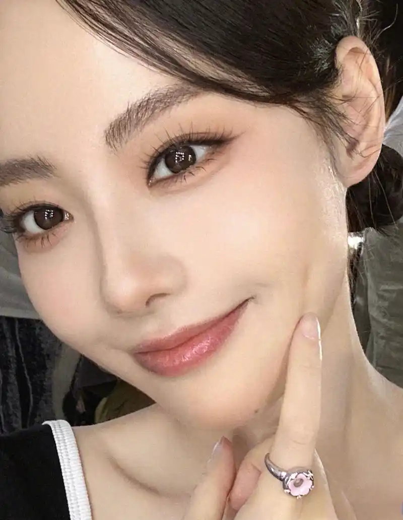 张嘉倪脸上添了新酒窝美女新自拍96!