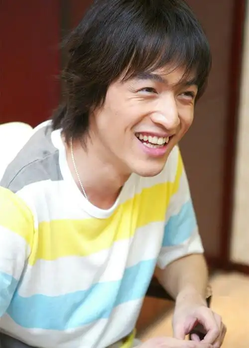 胡歌23岁青涩照曝光那时的他实在没有一点明星样