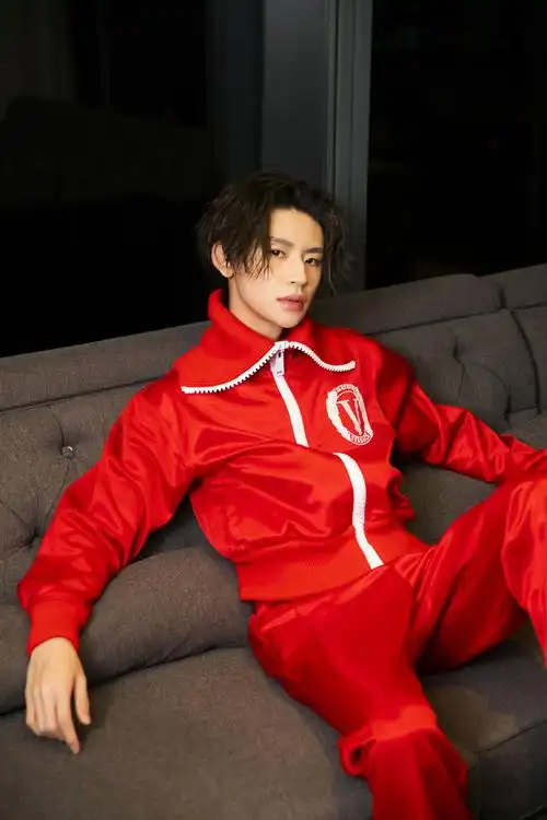 小鬼王琳凯红色套装写真图片