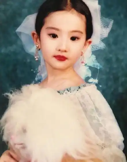 刘亦菲童年表演照灵动又可爱真是从小美到大呀