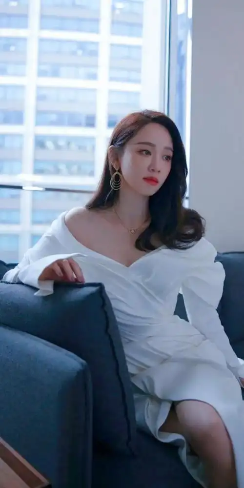 陈乔恩白色抹胸裙优雅写真壁纸|陈乔恩_新浪新闻