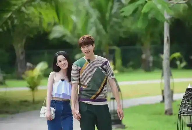 魏大勋和李沁公园约会!一个帅气十足,一个青春靓丽,两人太搭了