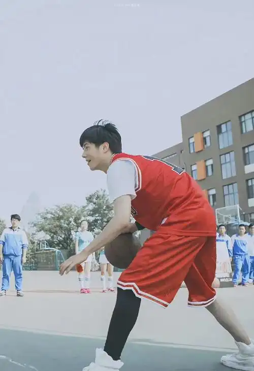 刘昊然打篮球照梦回余淮