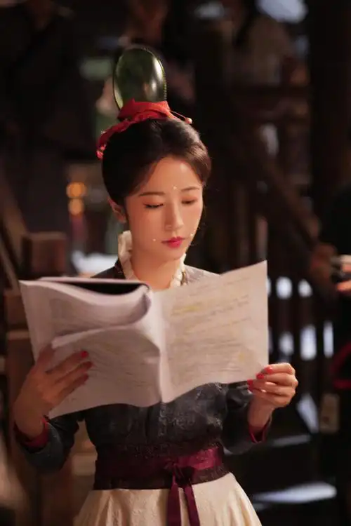 周雨彤珍珠妆剧照九宫格##周雨彤头上是顶了个仙人掌吗