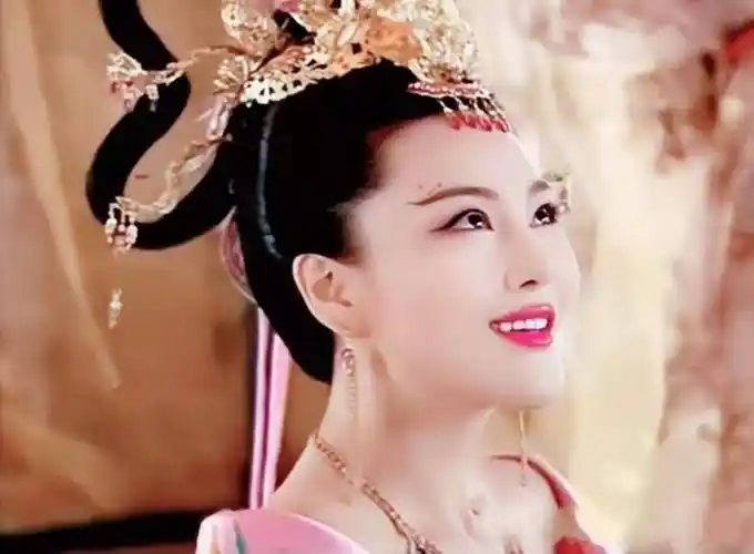 如今张馨予成电视主持人,她却成了小反派专业户_妲己_的苏_李依晓