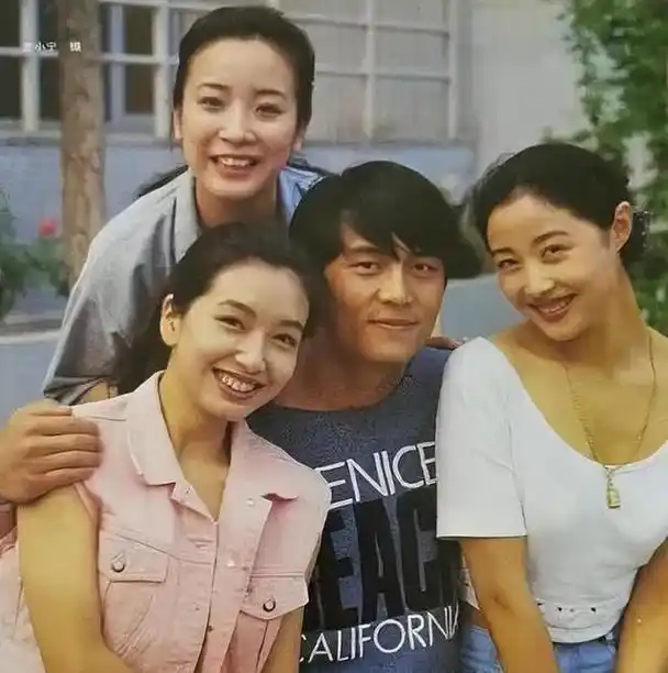 演员何冰:为何结婚几十年零绯闻?看看妻子是谁就知道了