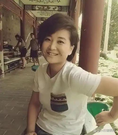 主持人贾丹放弃上大学供养贾玲9年妹妹成名为她买房买车