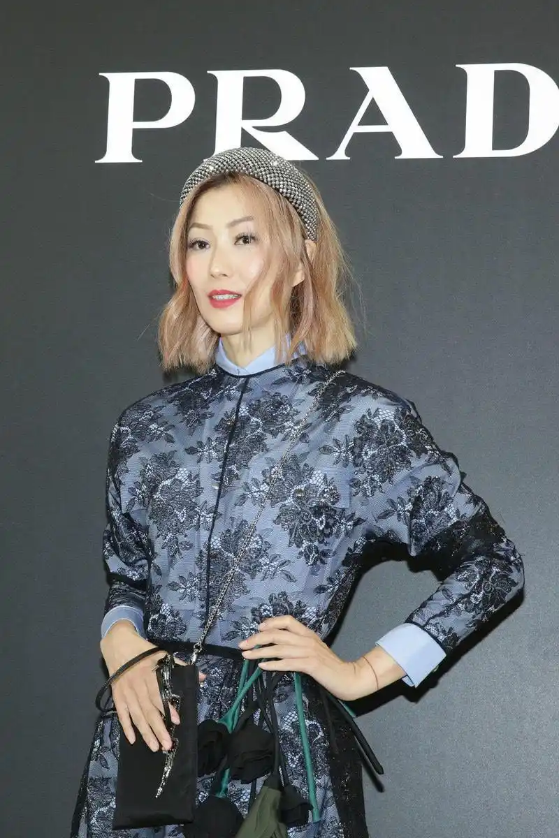 原创郑秀文穿衣品味在线身穿蕾丝印花连衣裙现身活动高级又时髦