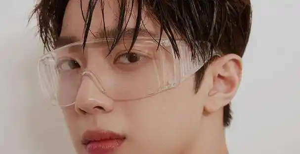 赖冠霖一手好牌打得稀烂,被拍随地吐痰并抽烟,站姐无奈脱粉回踩_事情