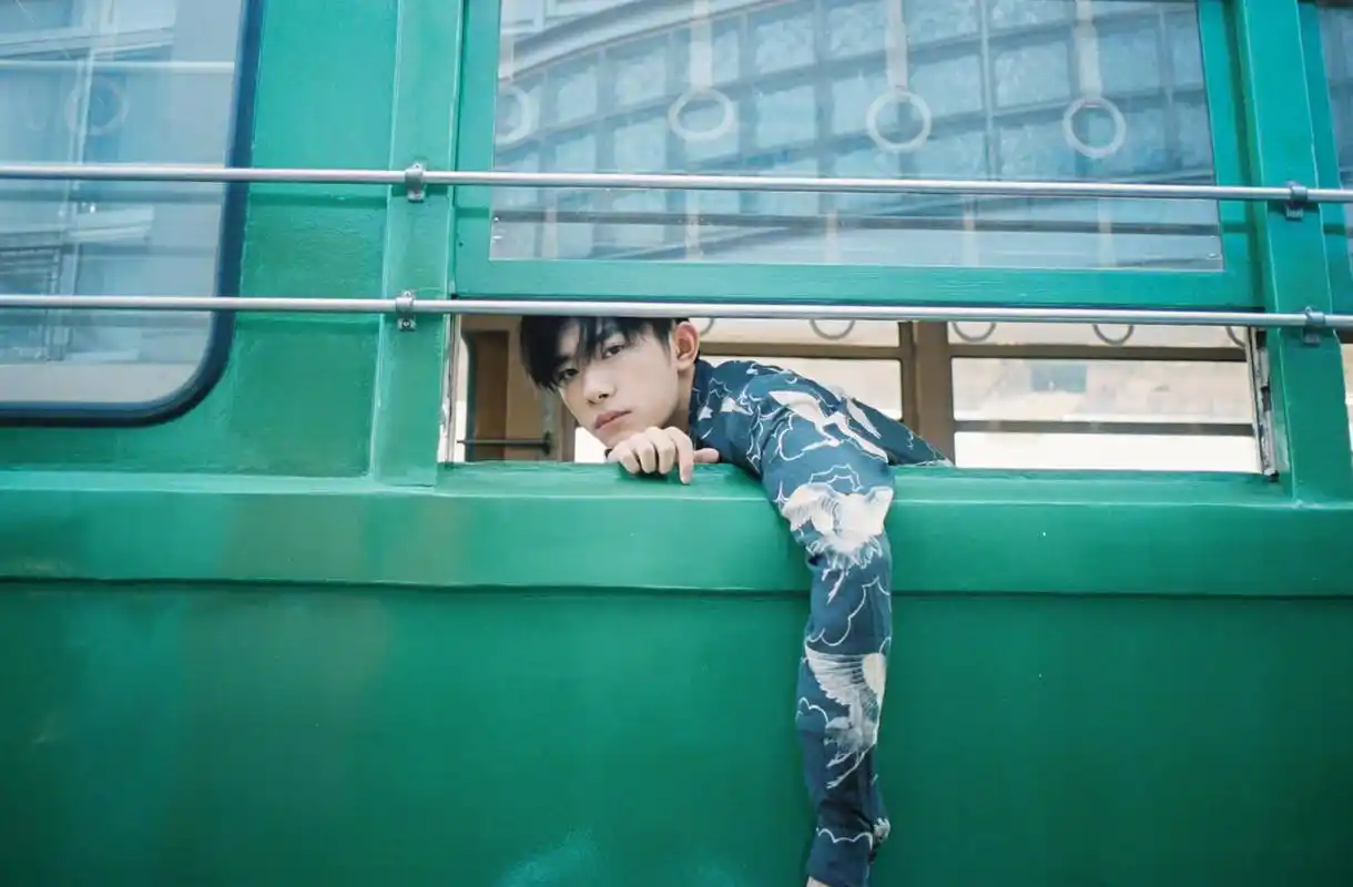 易烊千玺一组日系大片,冬日里的元气少年,站在那儿就是一道风景.