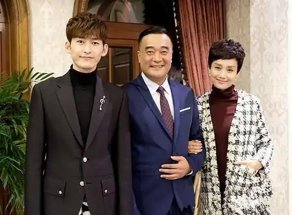 李颖晒近照,并配文:一回眸,已是大半生!