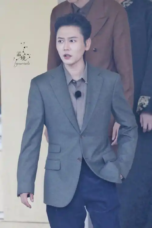 孟鹤堂烟灰色西装##孟鹤堂 德云斗笑社