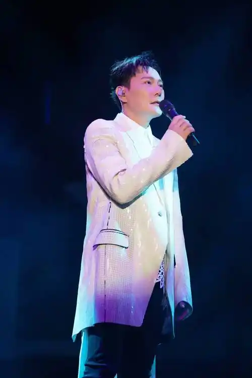 要听就听好的演唱会,张信哲让迪拜感受"哲式情歌"的中式浪漫_音乐