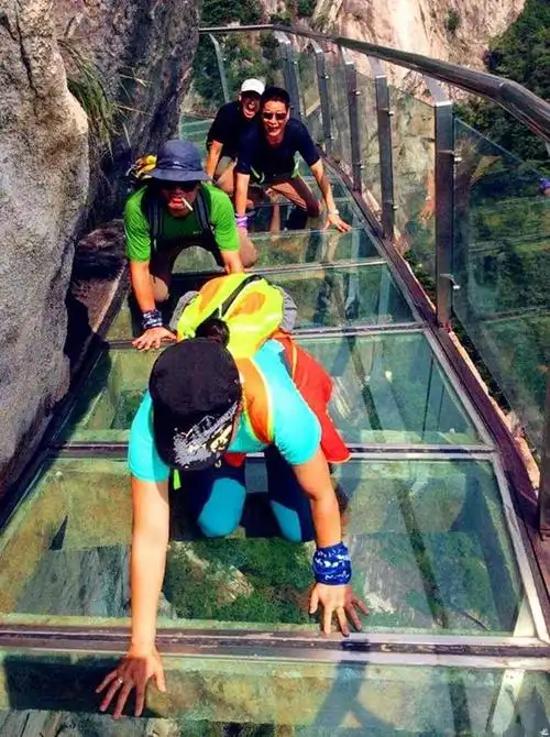 吓尿了!广东第一龙川玻璃栈道10月1日开放!广州出发仅43.5!