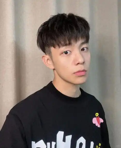 试试上面这款前刺寸头发型,把整体的头发都剪短,侧边剃光,顶区可以