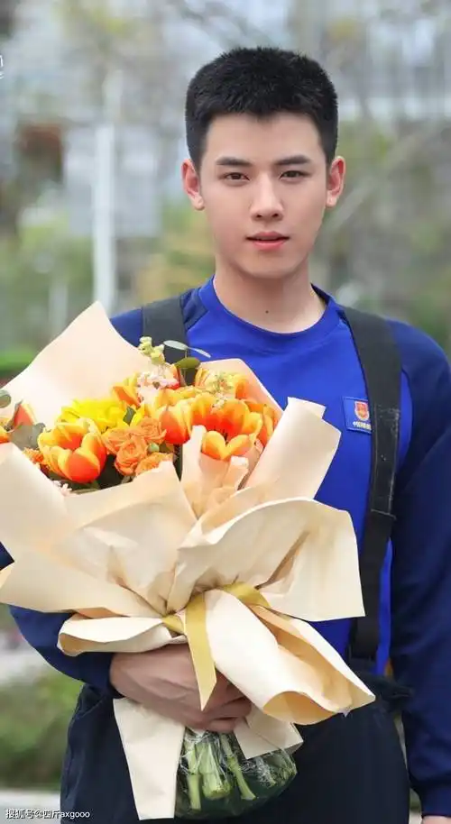 任豪做核酸插队被拍,试探两次挤进队伍,被路人指责后助理打圆场_距离